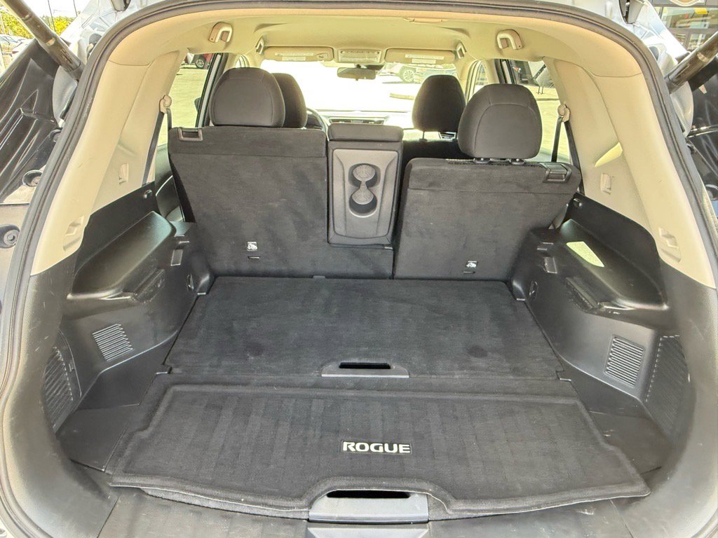 2020 Nissan Rogue SV photo 18