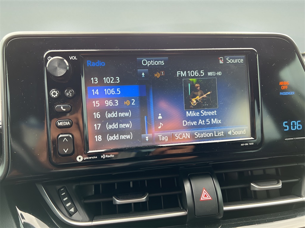 2018 Toyota C-HR XLE photo 18