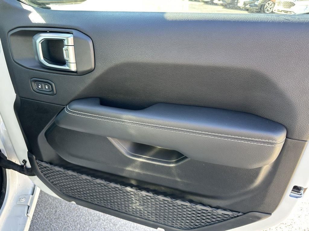 Used 2023 White Jeep Overland 4x4 image 22