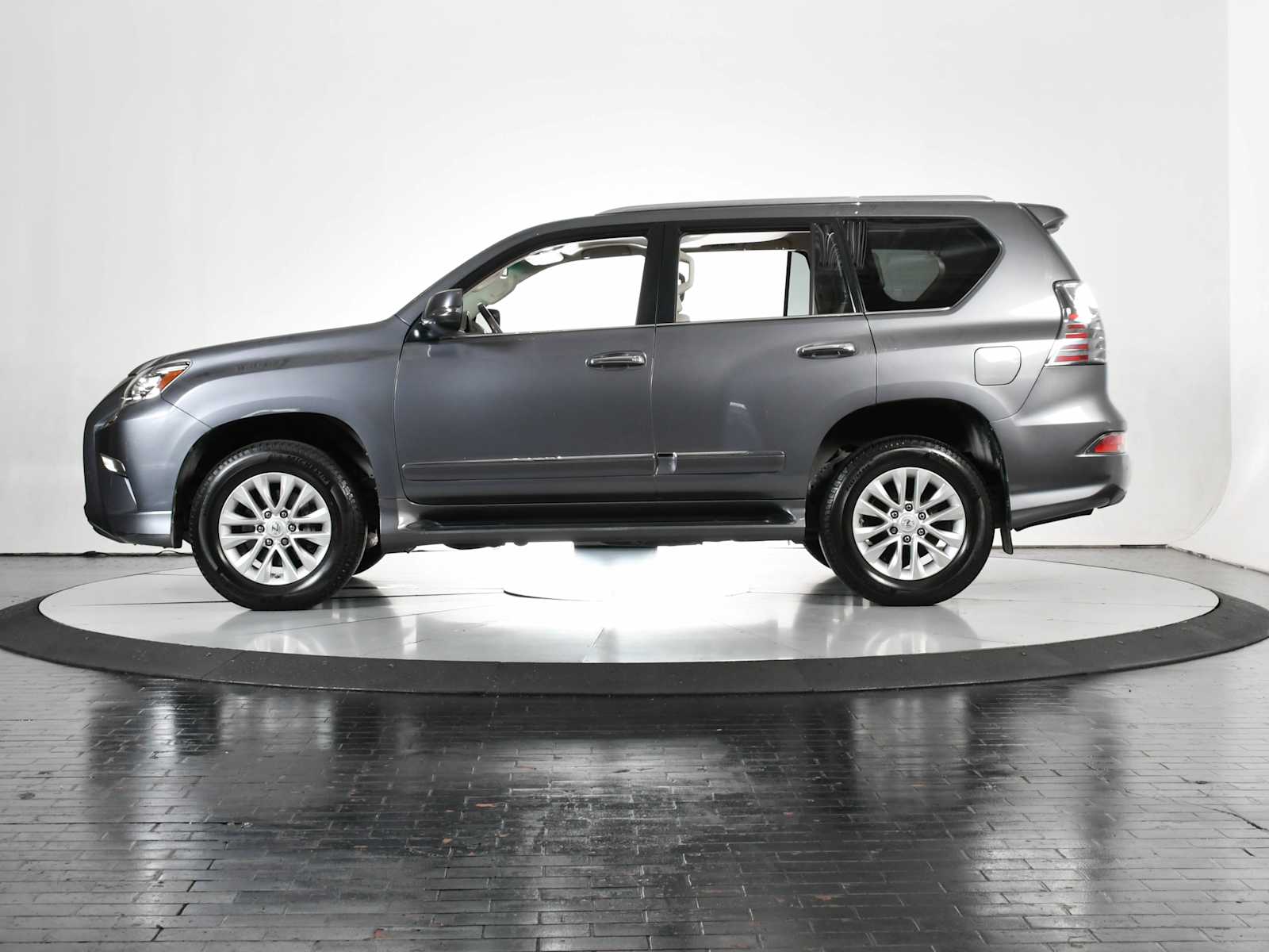 2016 Lexus GX 460 photo 2
