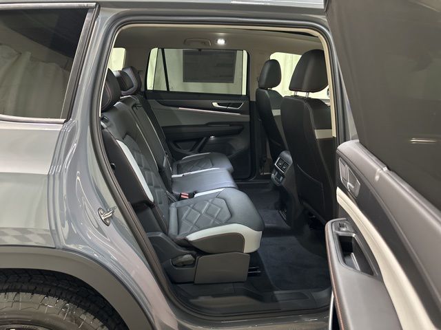 2025 Volkswagen Atlas Peak Edition SE photo 32