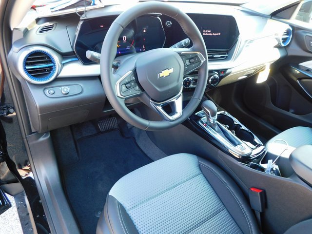 2025 Chevrolet Trax LT photo 13