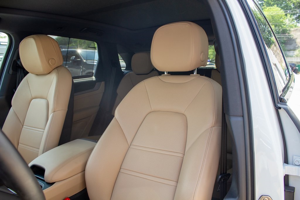 2025 Porsche Cayenne Base photo 9