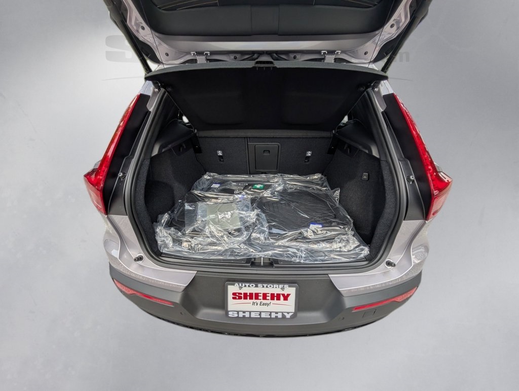 2026 Volvo XC40 Plus photo 4