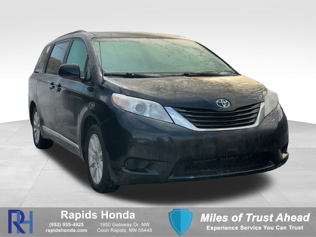 2014 Toyota Sienna LE's photo