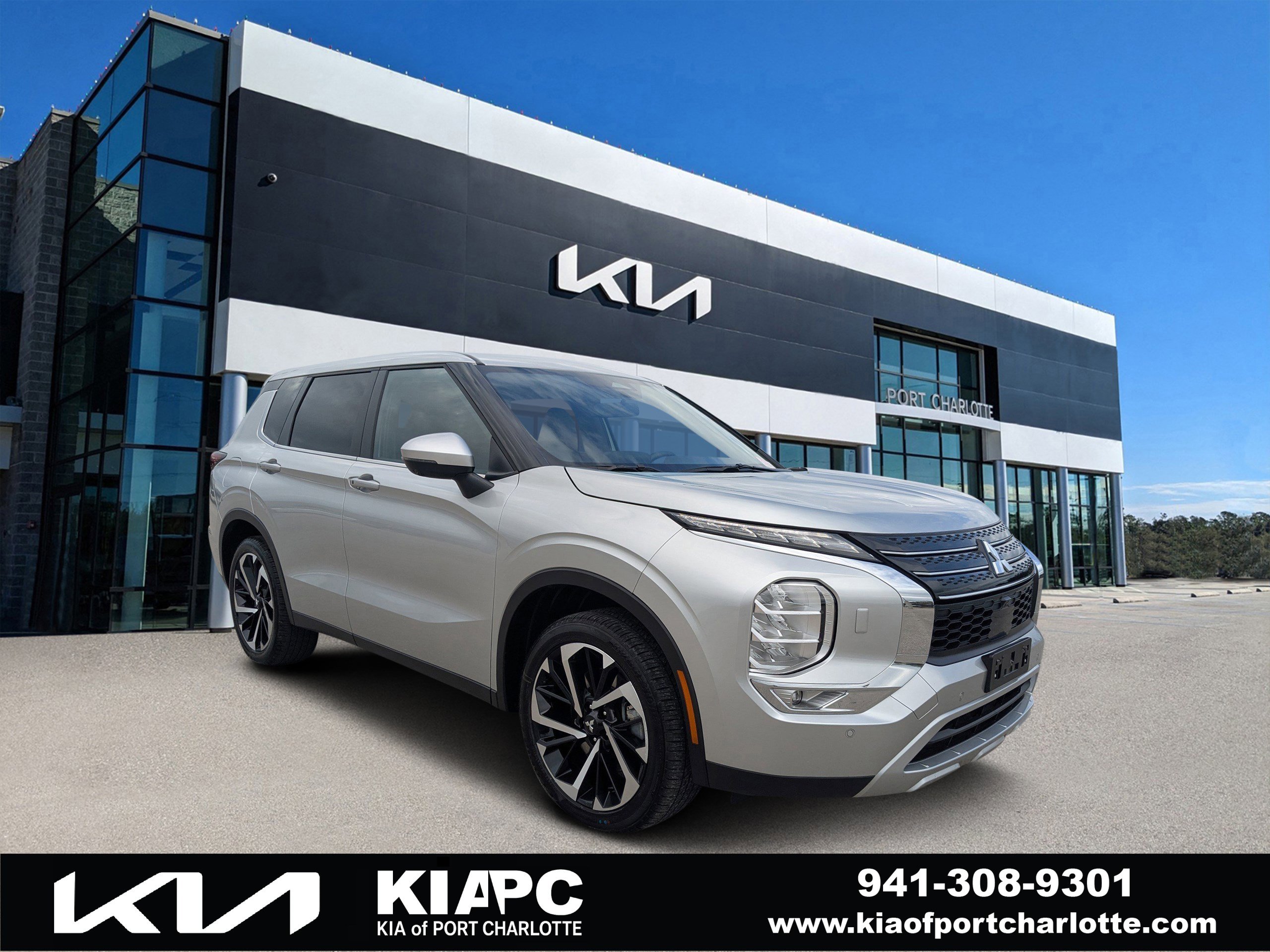 2023 Mitsubishi Outlander SE's photo