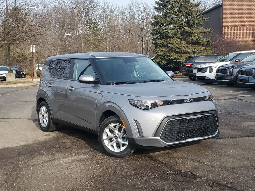 2025 Kia Soul LX's photo