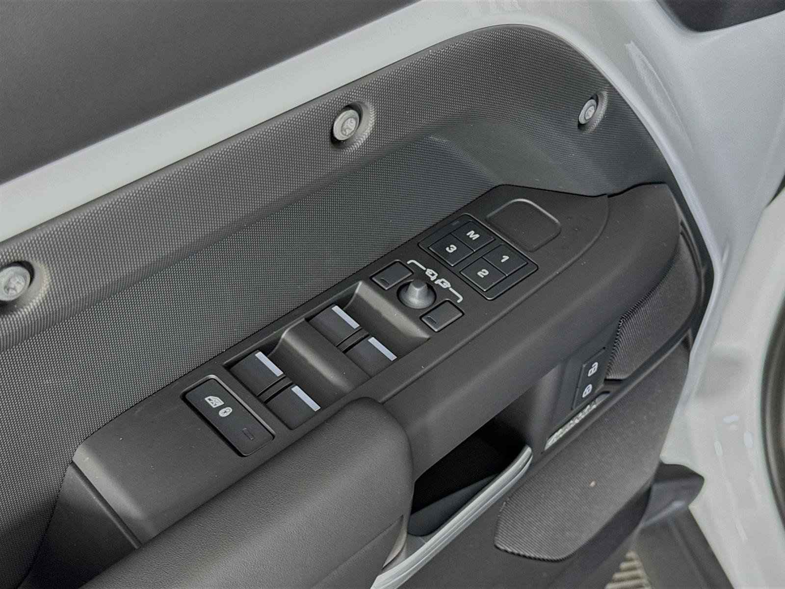 2025 Land Rover Defender 110 X-Dynamic SE photo 14
