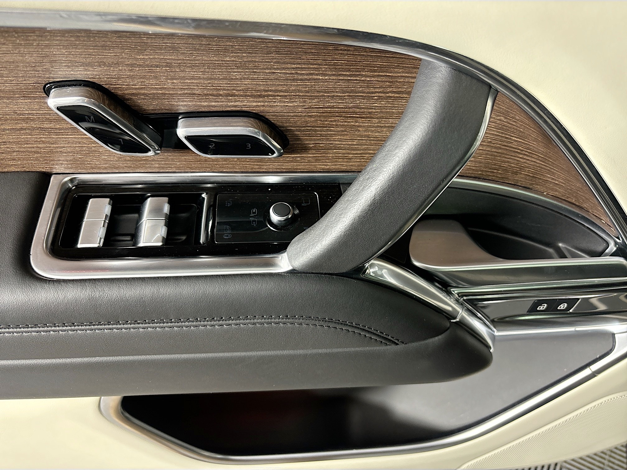 2023 Land Rover Range Rover SE photo 19