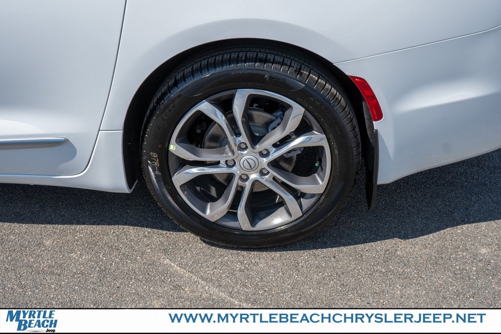 2026 Chrysler Pacifica Pinnacle photo 10