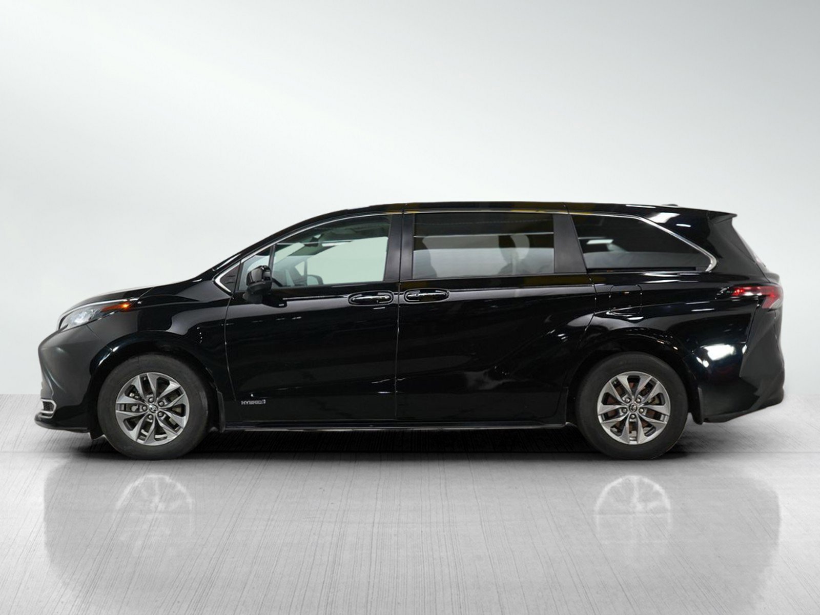 Used 2021 Toyota Sienna XLE with VIN 5TDGRKEC4MS024503 for sale in Wayzata, Minnesota