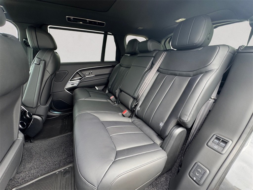 2025 Land Rover Range Rover SE photo 11
