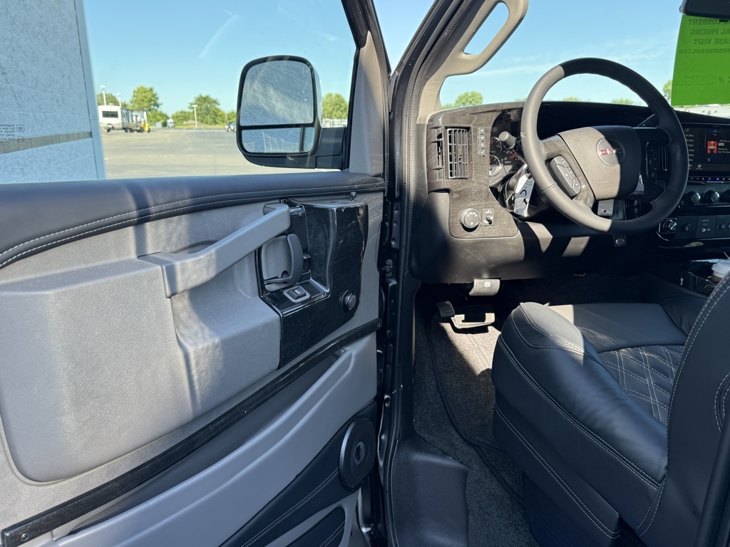 2025 Gmc Savana photo 15