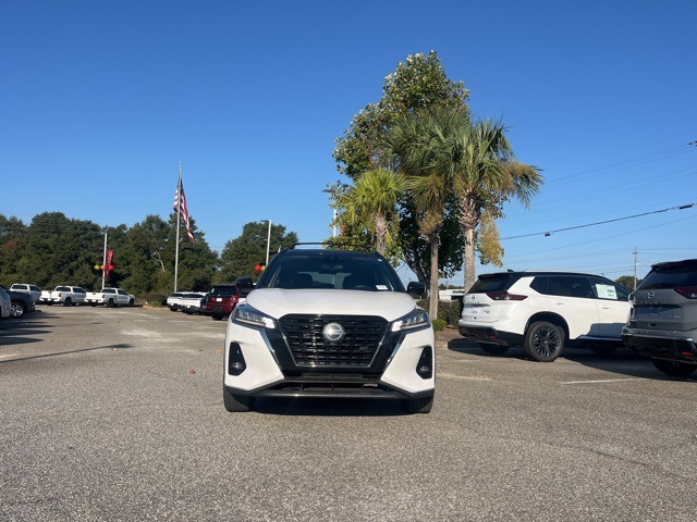 2021 Nissan Kicks SR photo 2