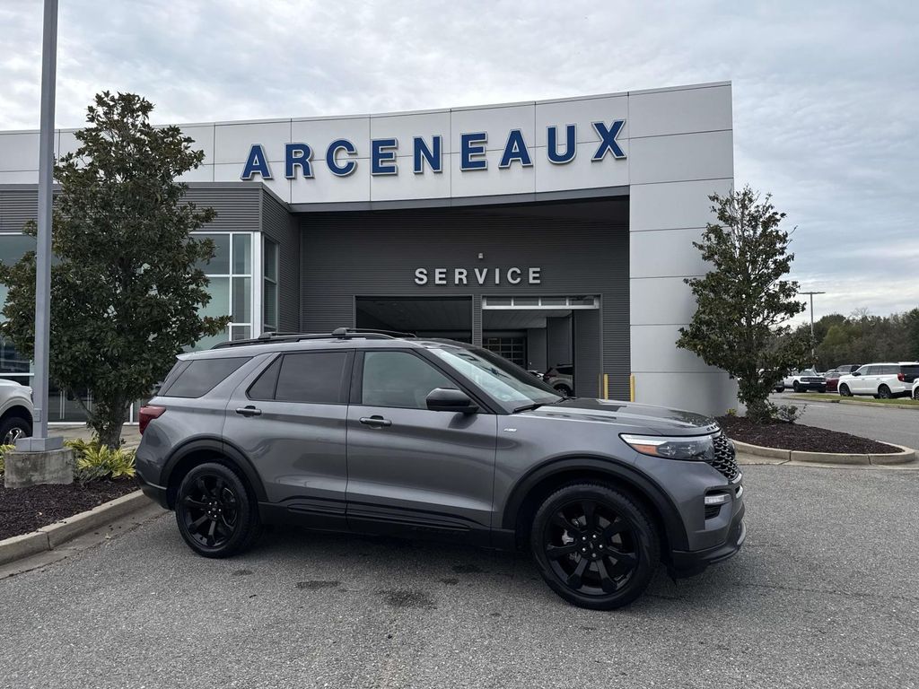 2022 Ford Explorer ST-LINE's photo