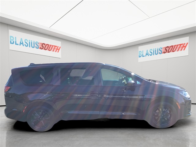 2020 Chrysler Pacifica Touring L photo 3