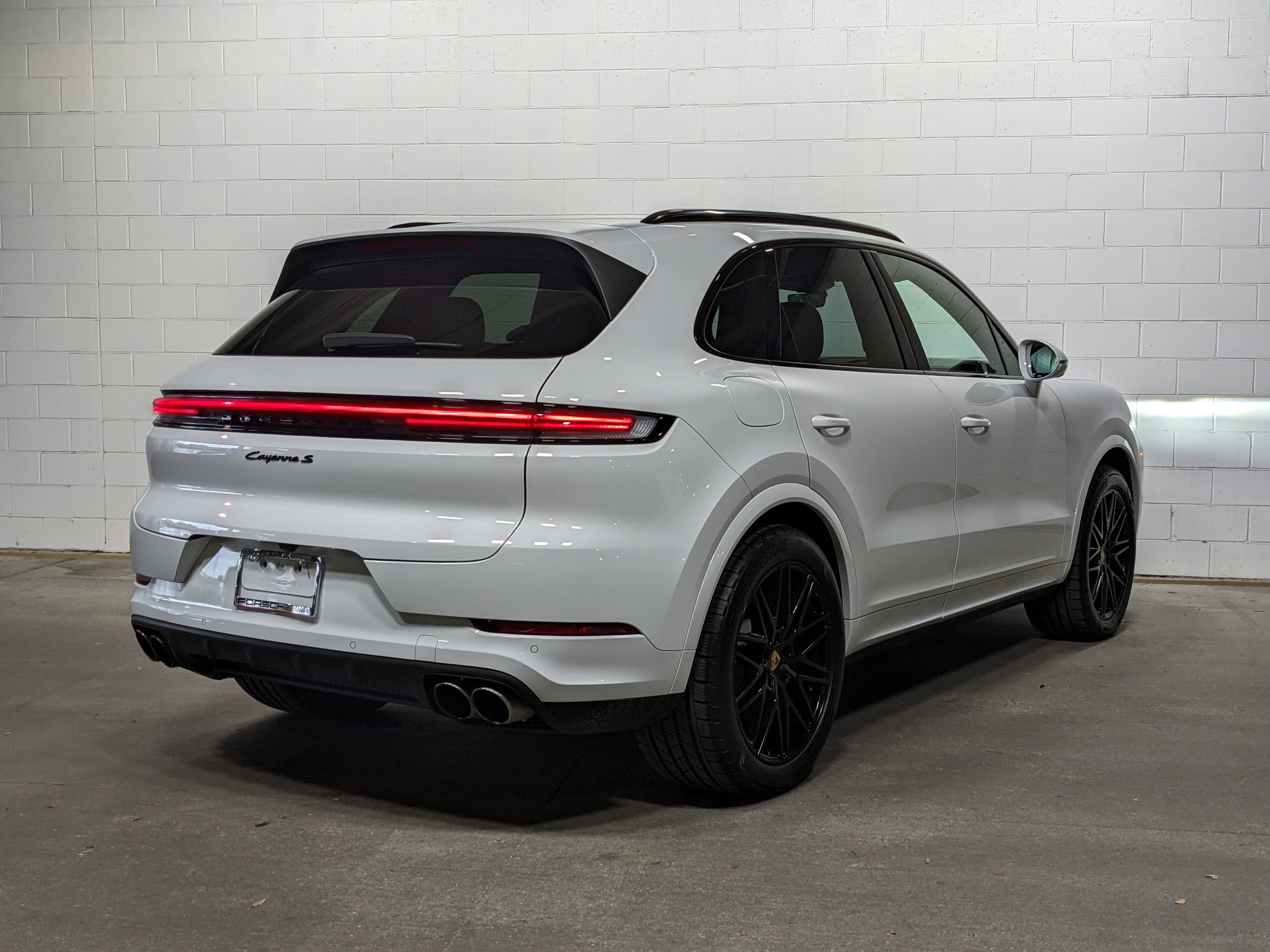2024 Porsche Cayenne S photo 3