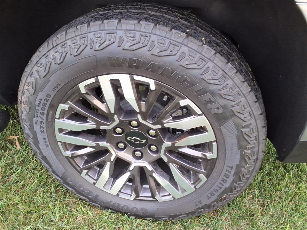 2026 Chevrolet Suburban Z71 photo 4