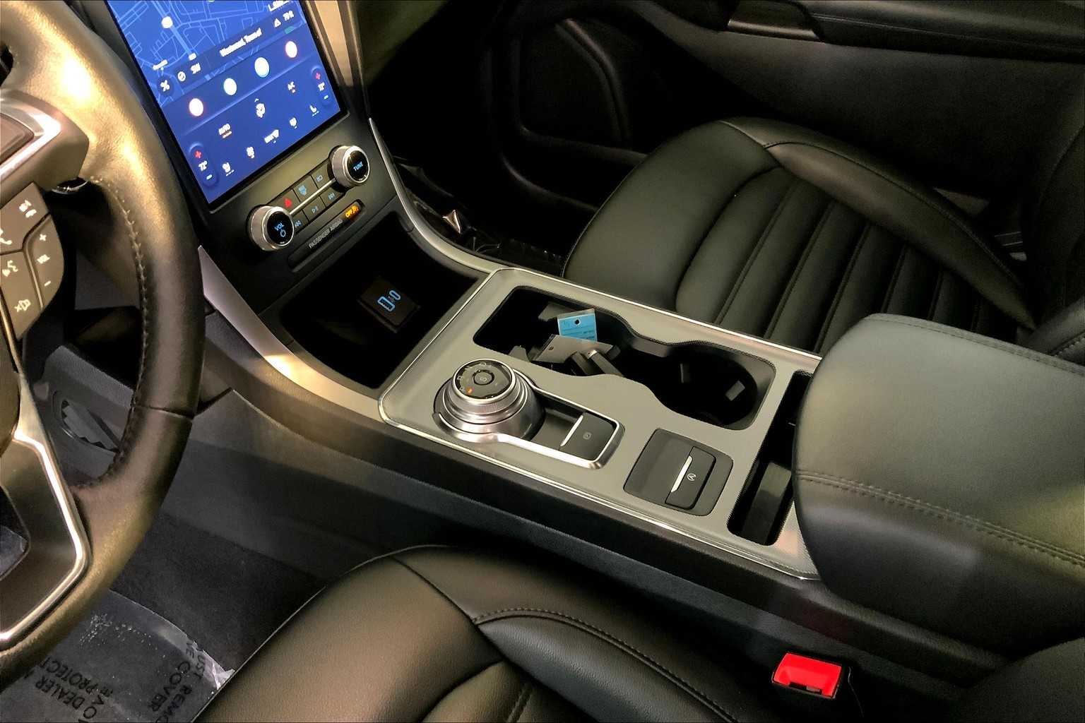 2021 Ford Edge SEL photo 16