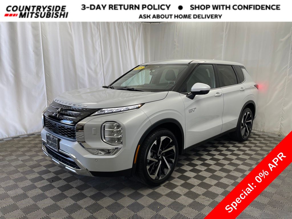 2025 Mitsubishi Outlander Plug-in Hybrid SE's photo