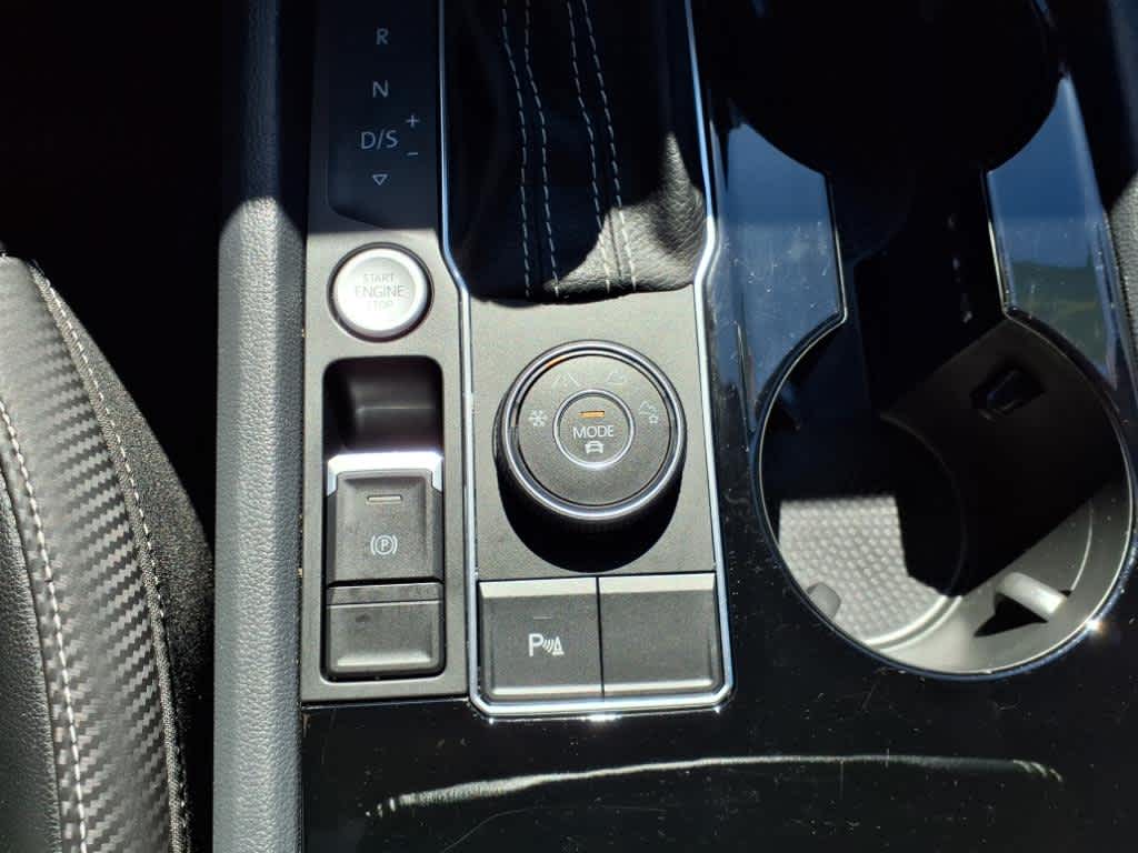 2022 Volkswagen Atlas Cross Sport V6 SEL R-Line photo 19