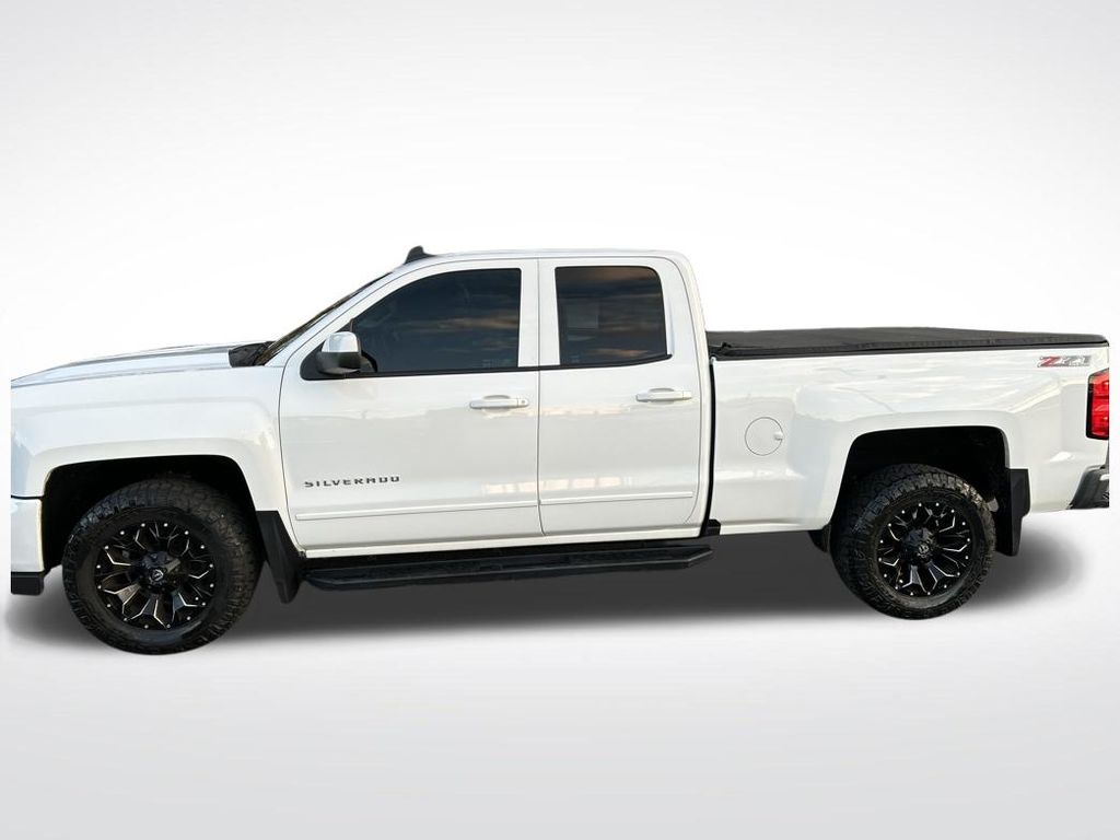 2017 Chevrolet Silverado 1500 LT photo 2