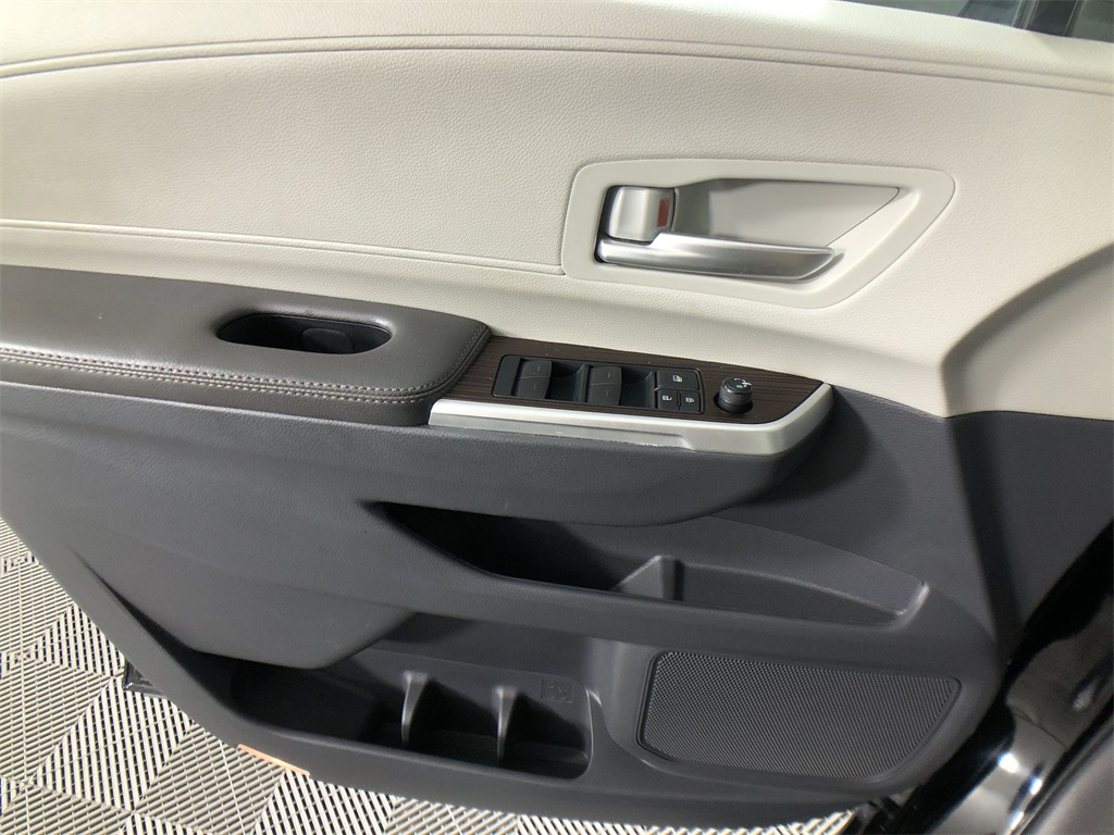 2024 Toyota Sienna XLE photo 19