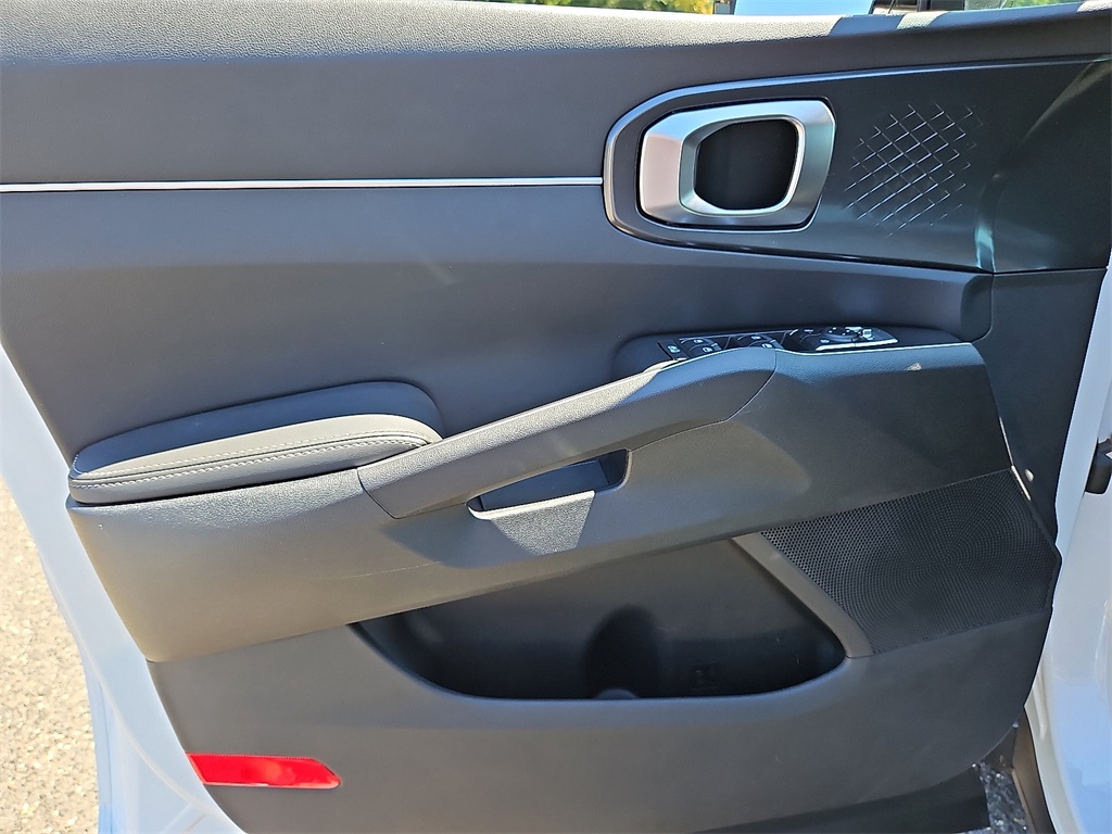 2025 Kia Sorento LX photo 10