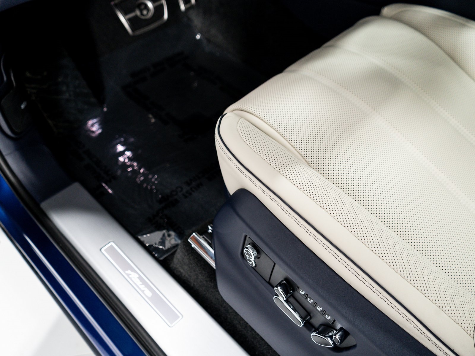 2025 Bentley Bentayga EWB Azure V8 photo 11