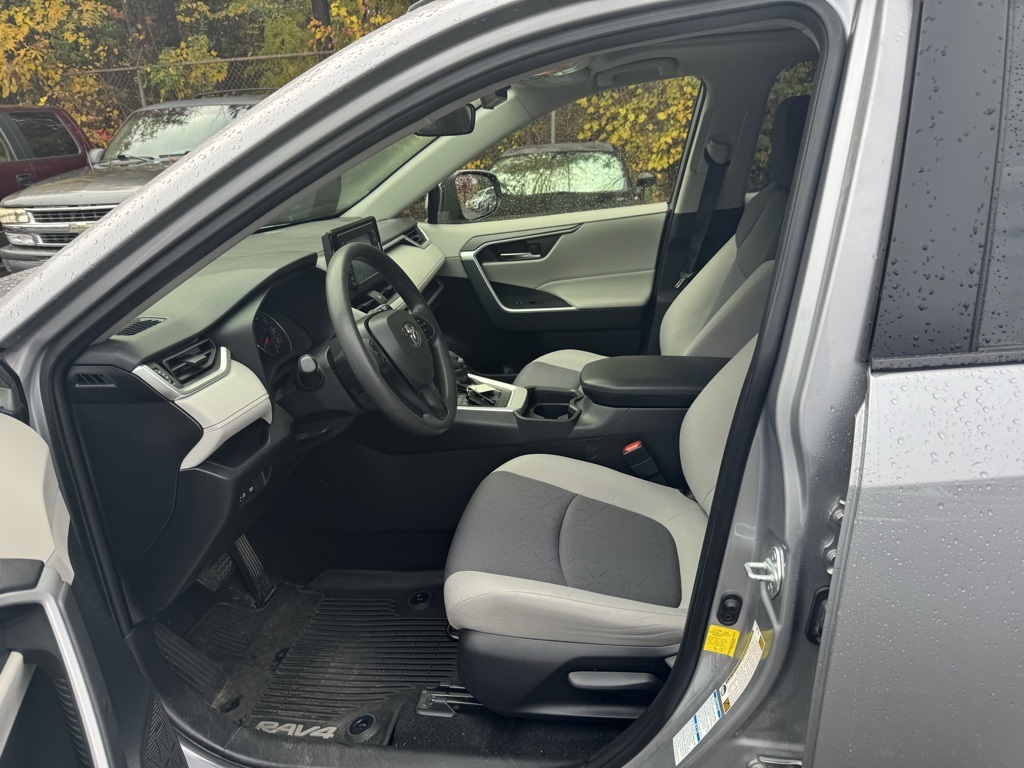 2019 Toyota RAV4 XLE photo 3