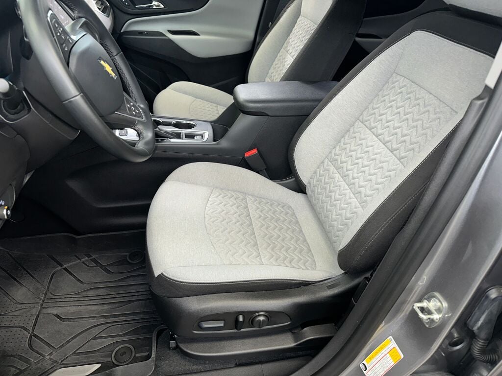 2023 Chevrolet Equinox LT photo 2