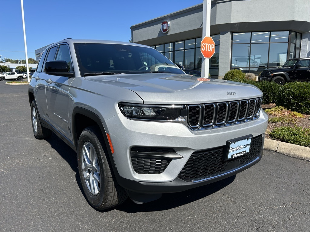 2025 Jeep Grand Cherokee Laredo X photo 2