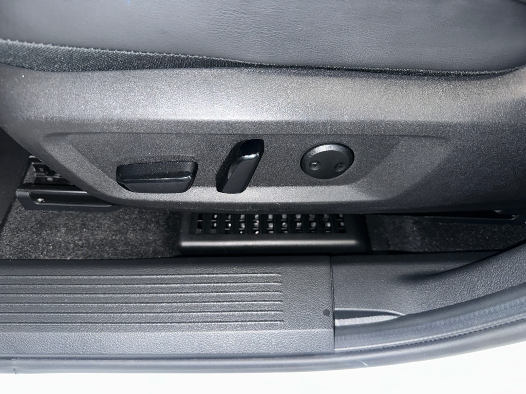 2023 Nissan Rogue SV photo 2