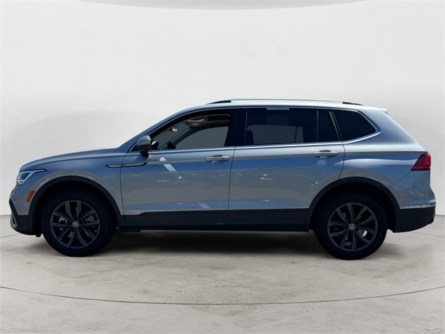 2023 Volkswagen Tiguan SE photo 3