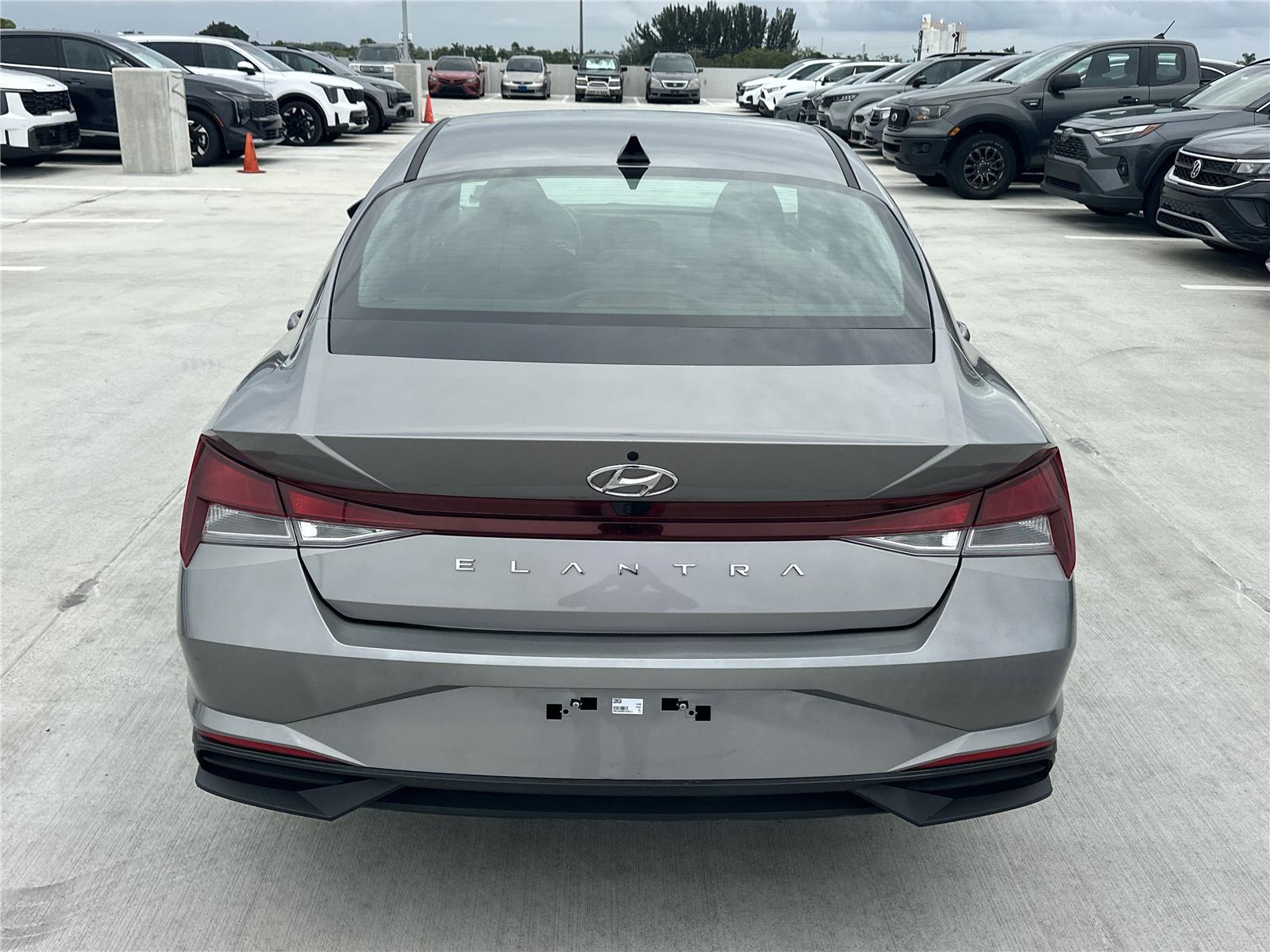 2023 Hyundai Elantra SEL photo 4