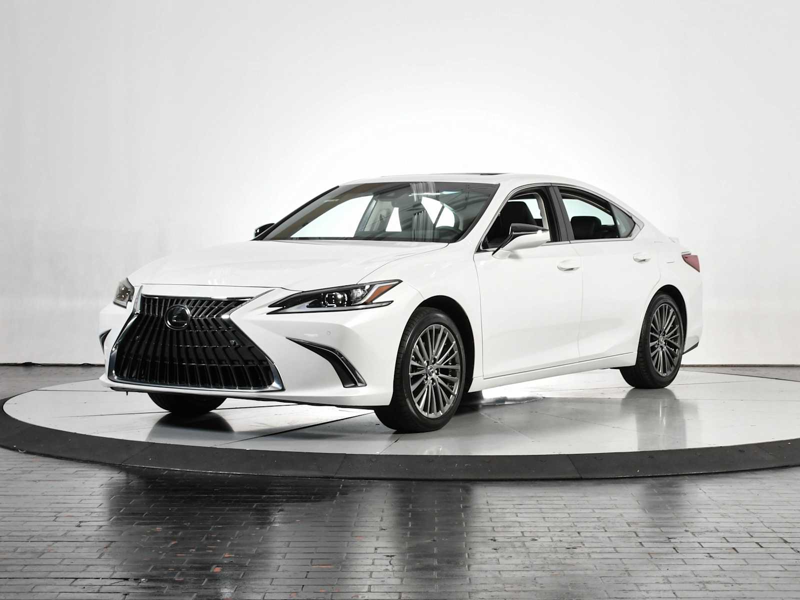 2024 Lexus ES 350's photo