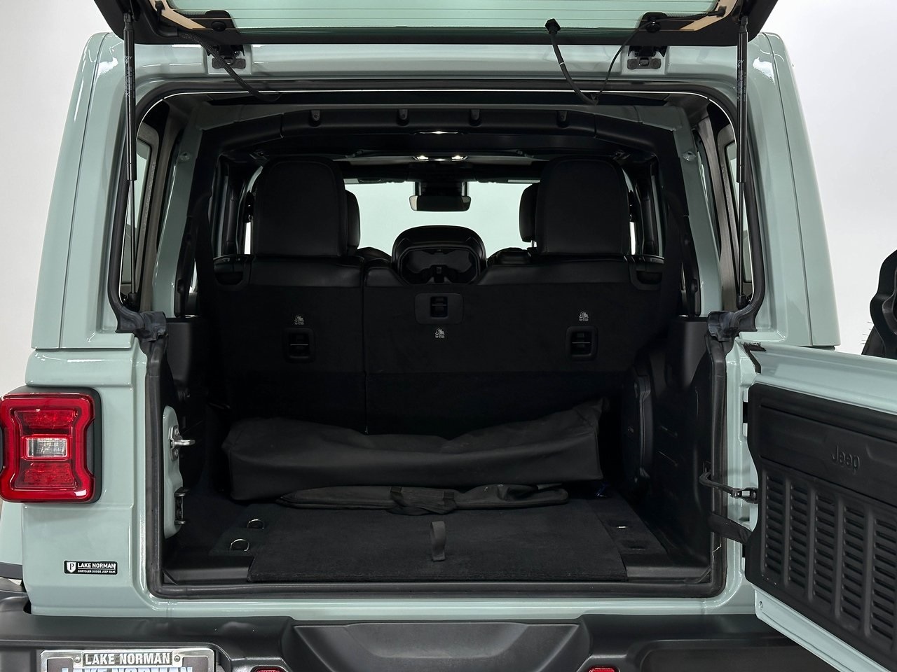2023 Jeep Wrangler Altitude photo 18
