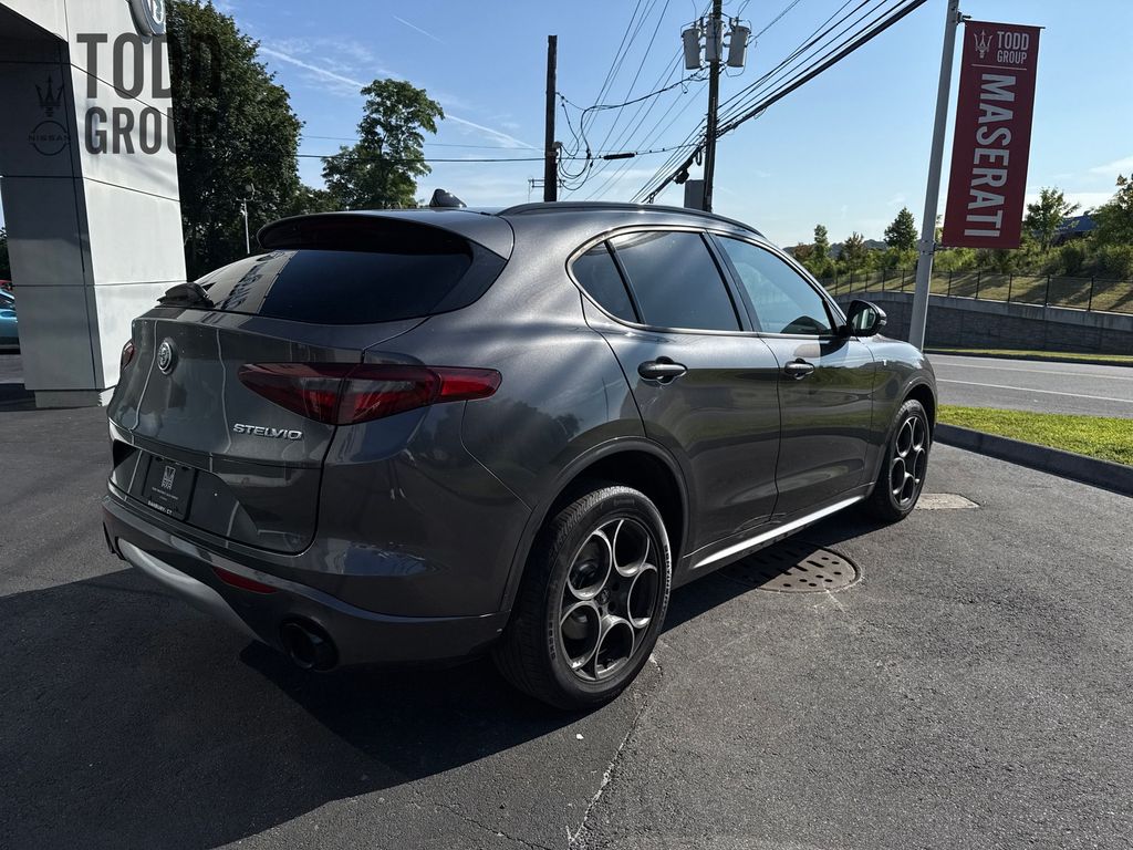 2022 Alfa Romeo Stelvio Ti photo 5