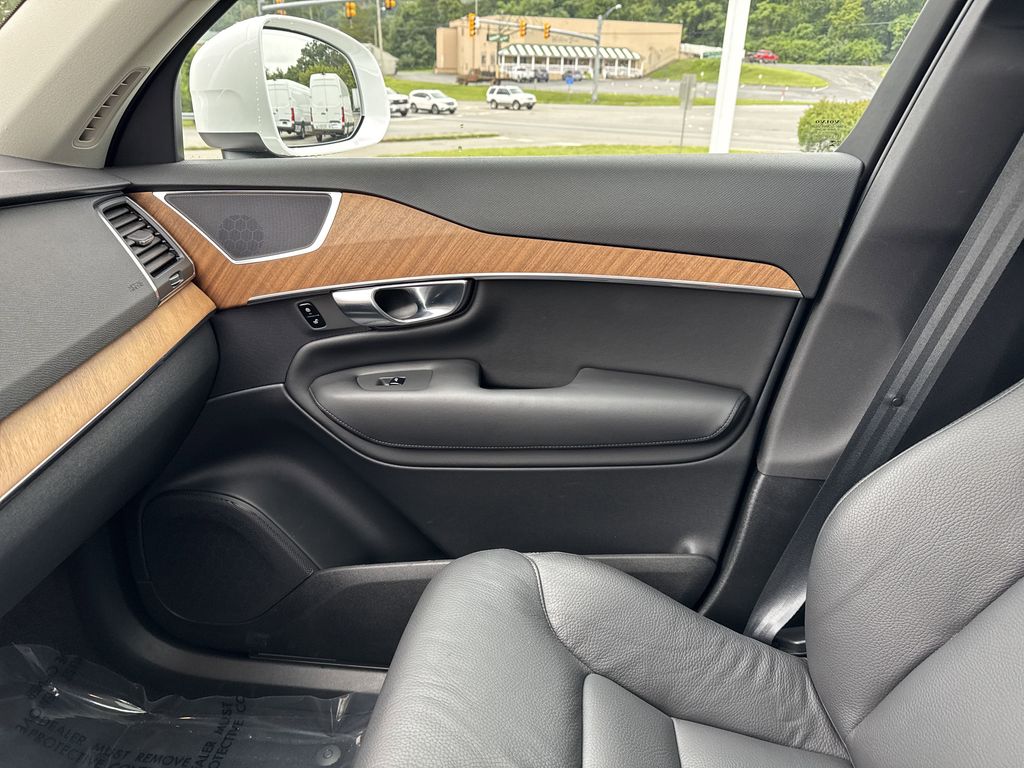 2025 Volvo XC90 Core photo 29