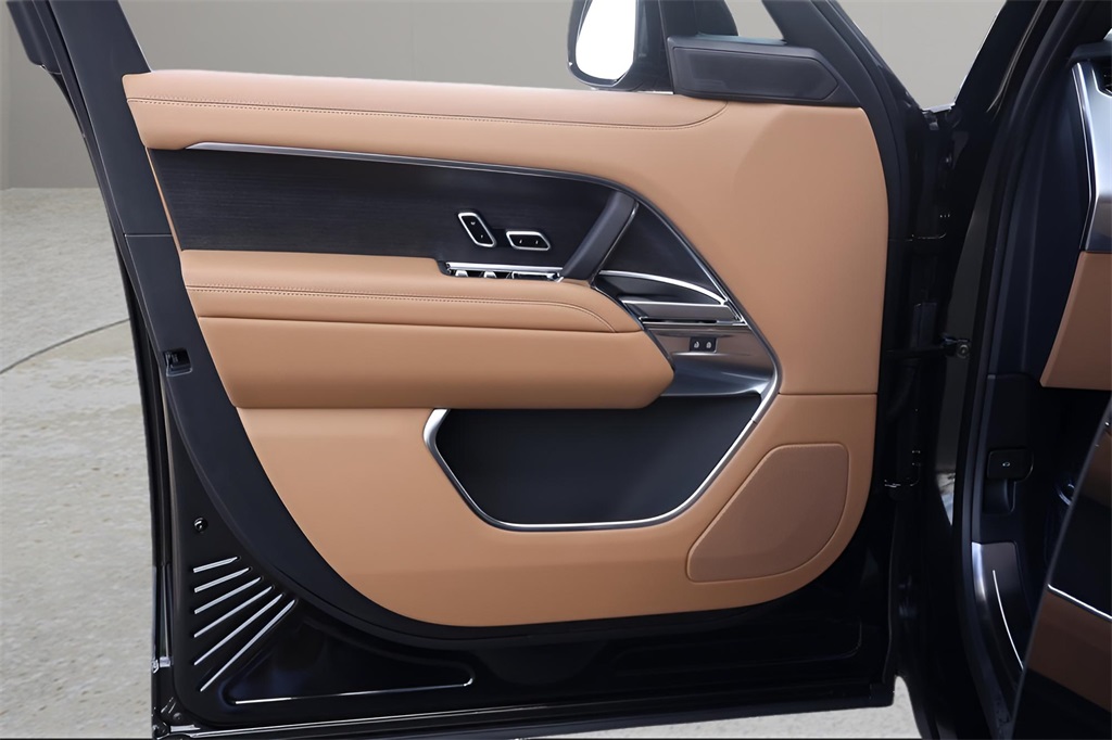 2025 Land Rover Range Rover SE photo 10