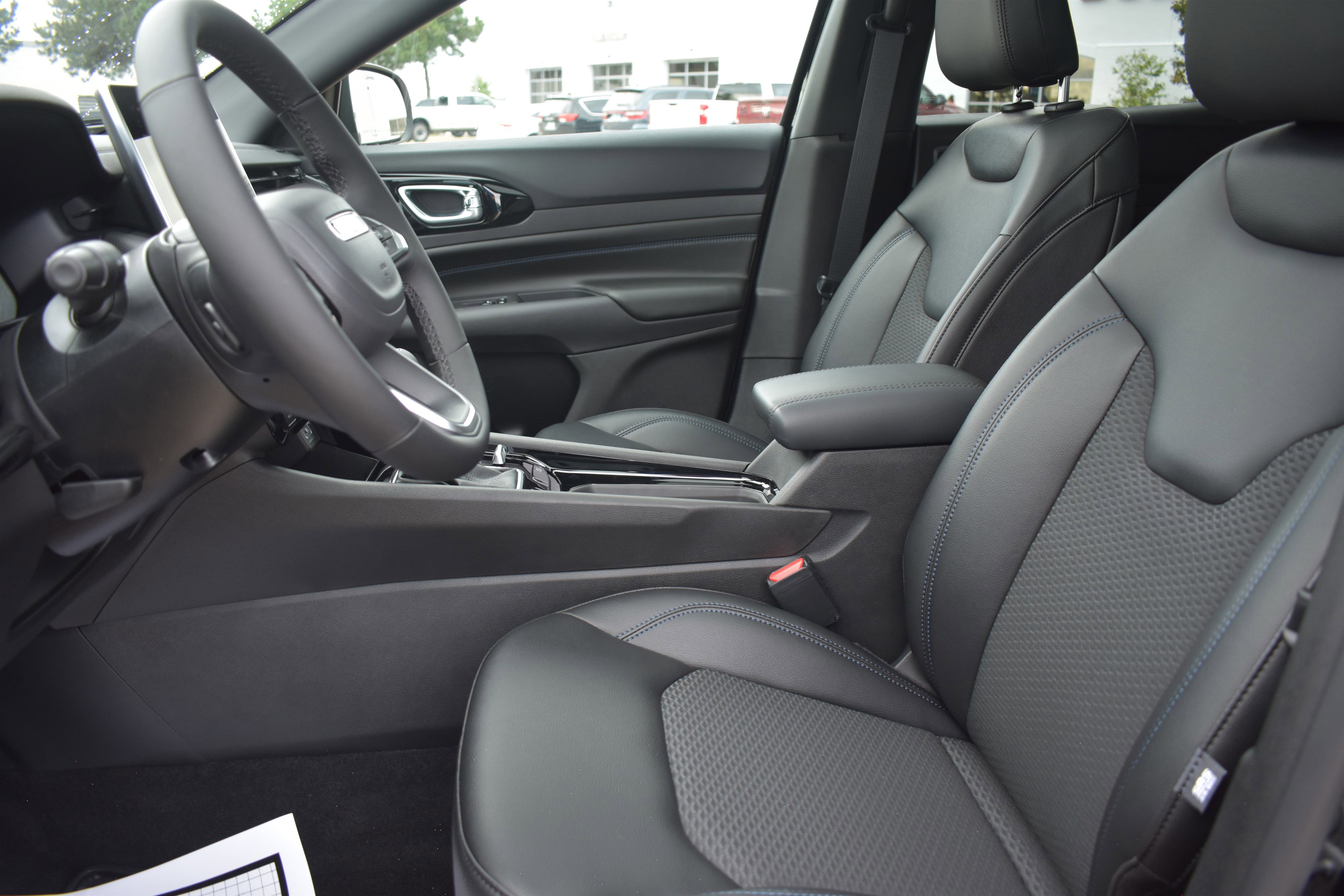 2025 Jeep Compass Latitude photo 5