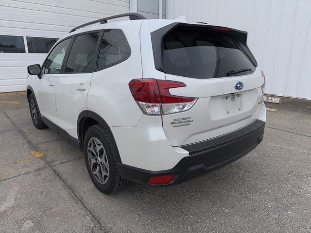 2020 Subaru Forester Premium photo 3