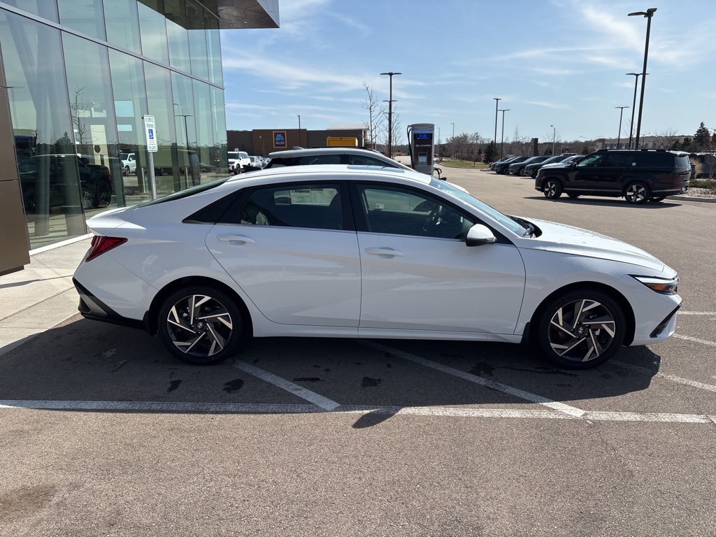 2025 Hyundai Elantra Limited photo 3