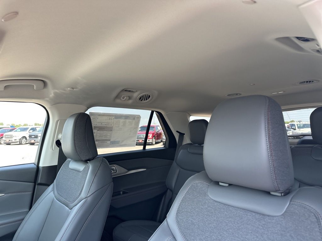 2025 Ford Explorer photo 13