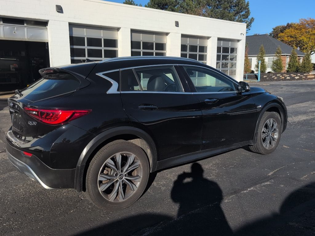 2018 Infiniti QX30 Essential photo 3