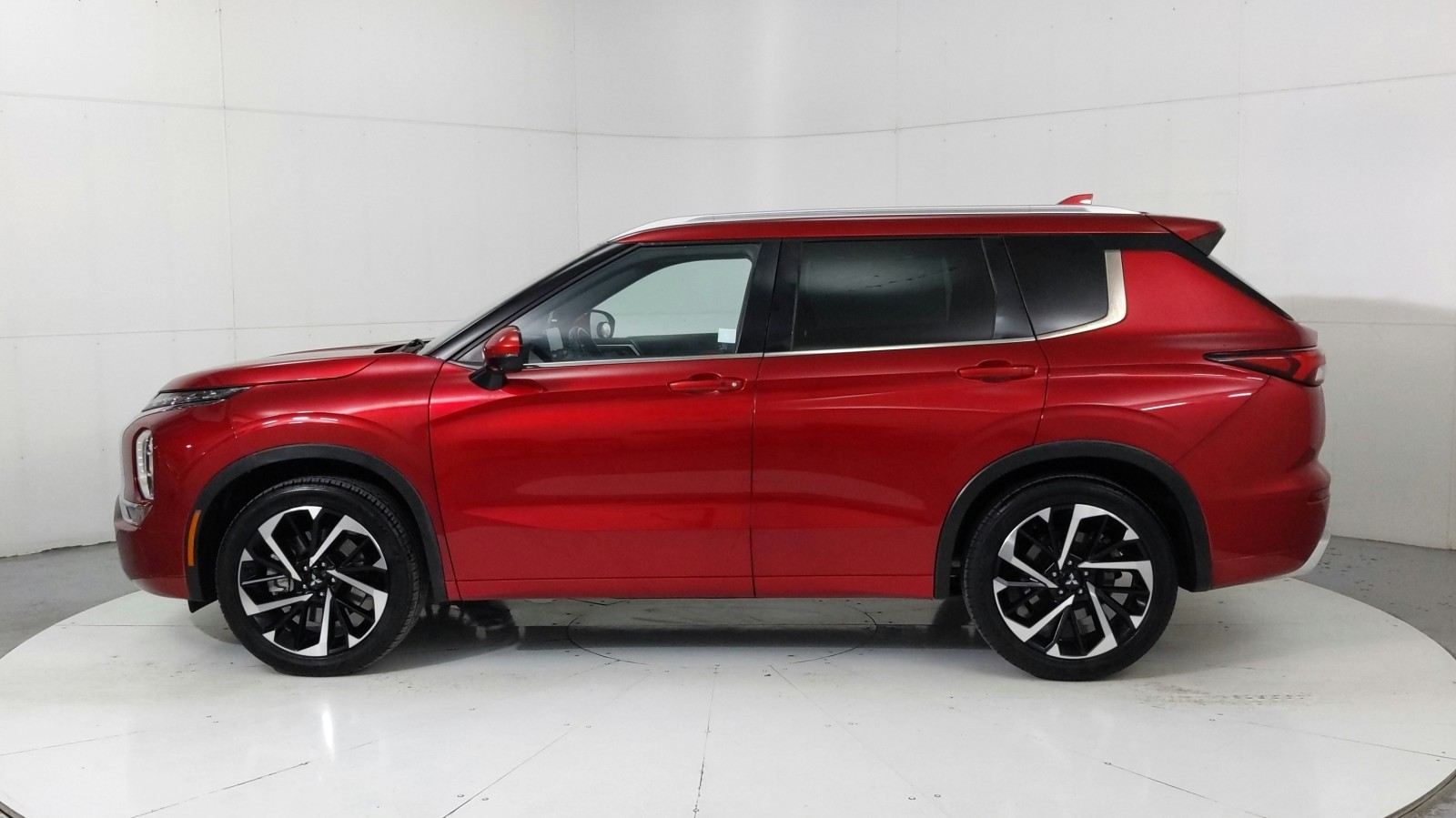 Used 2022  Mitsubishi SEL image 2