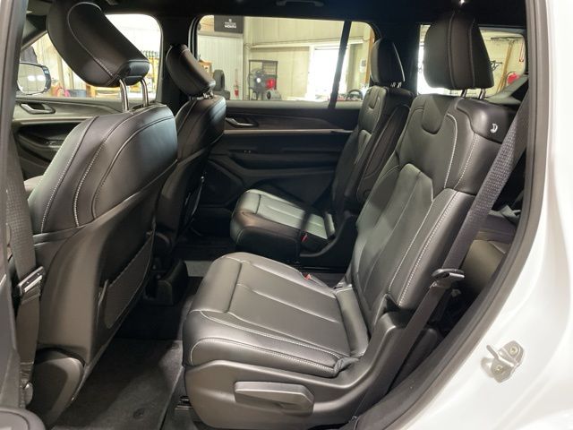 2025 Jeep Grand Cherokee Limited photo 44