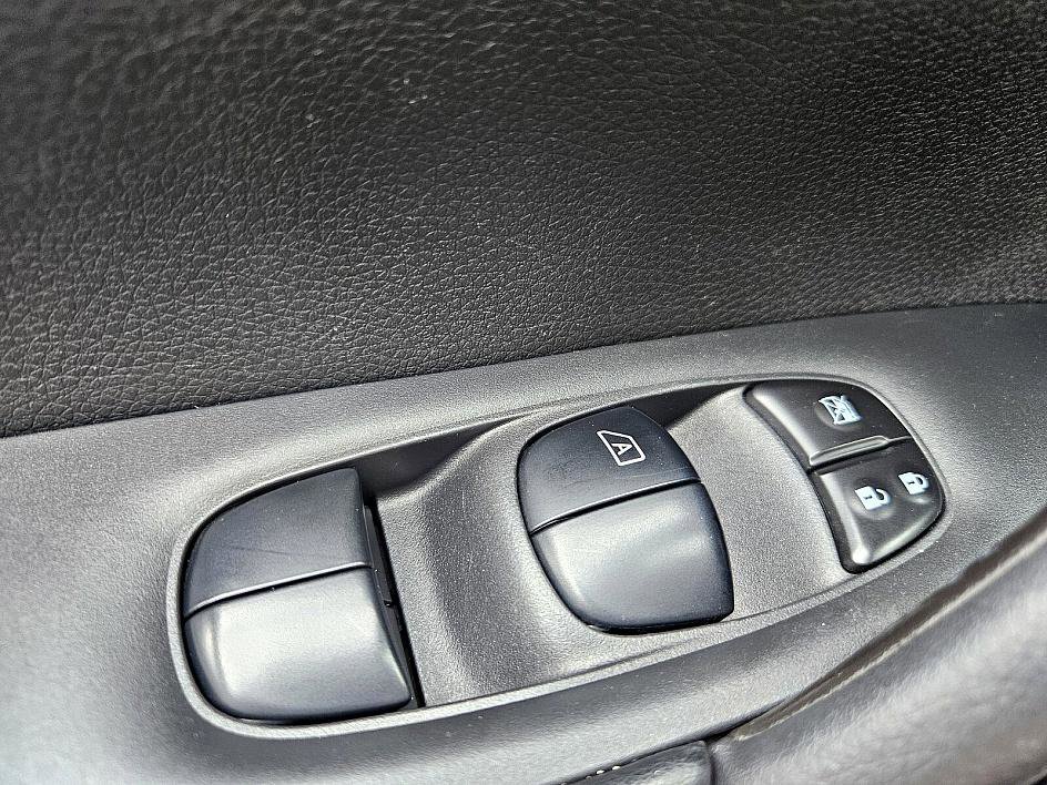 2019 Nissan Rogue SV photo 28