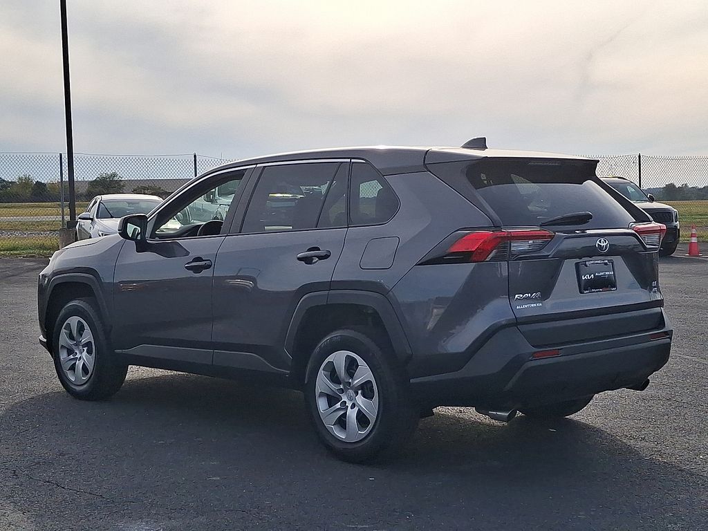 2022 Toyota RAV4 LE photo 2