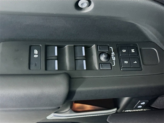 2025 Land Rover Defender 110 X-Dynamic SE photo 17